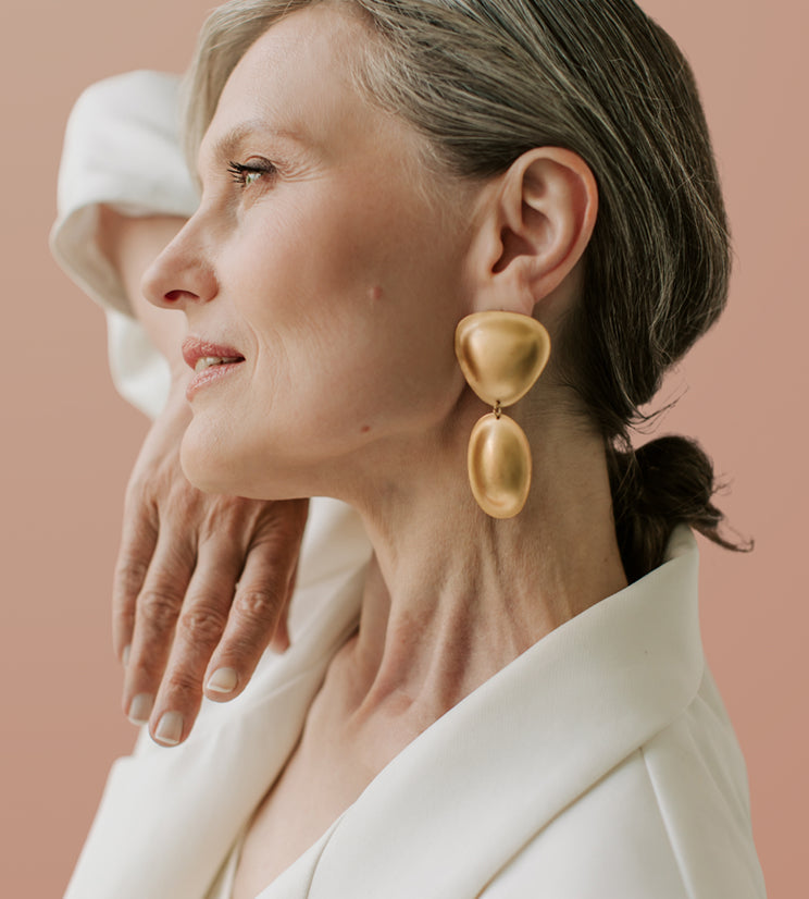 Minimalist Jewelry: Timeless Pieces That Never Go Out of Style